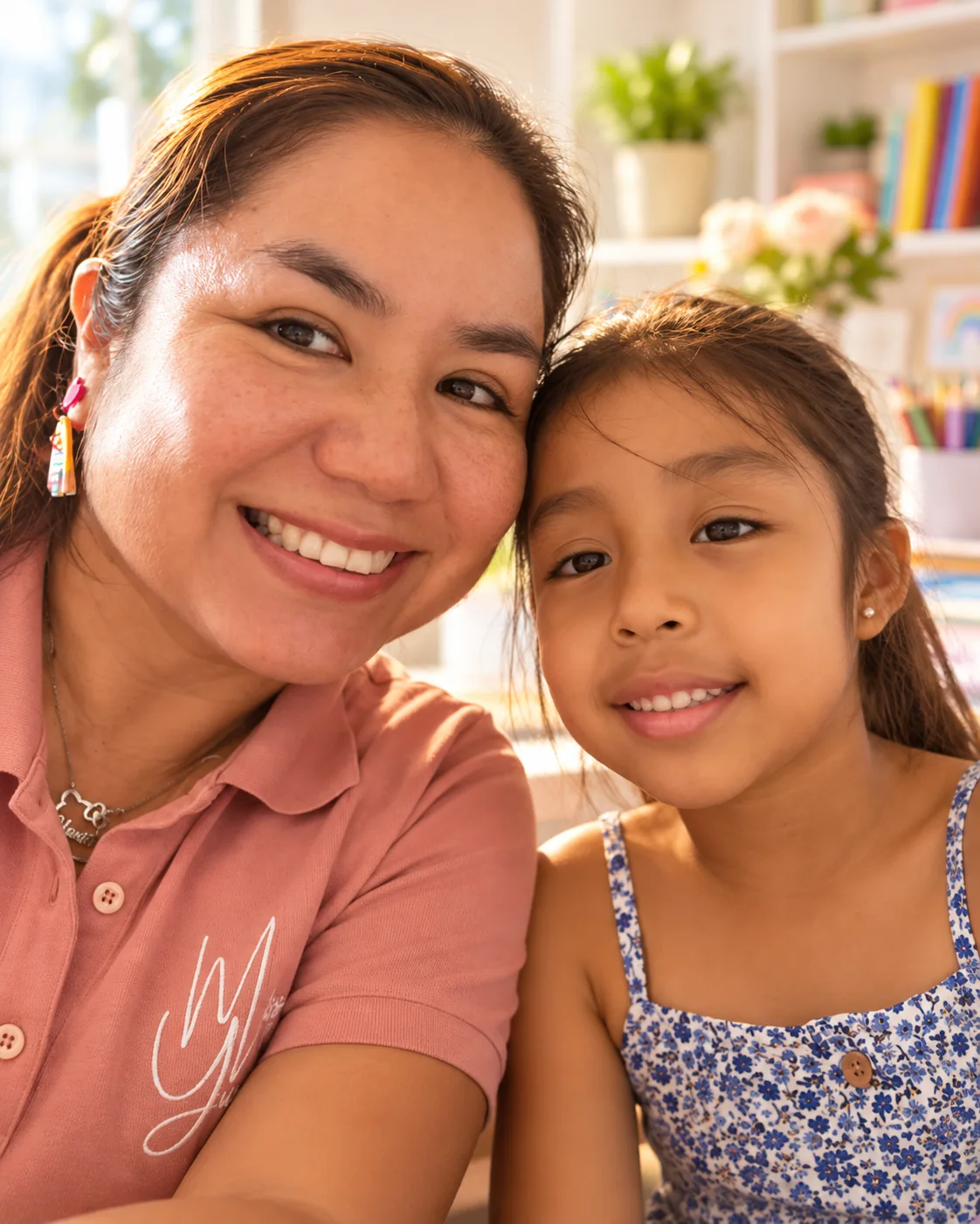 Docente y estudiante compartiendo un momento de aprendizaje